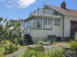 West Coast house 50m from the harbor in Edshultshall, hotel in Hälleviksstrand
