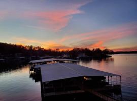Lake Life Reimagined -best location best view 17mm, отель в городе Осейдж-Бич