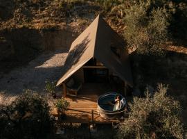 Glamping Uma Casanatura, hotel v destinaci Cellino Attanasio