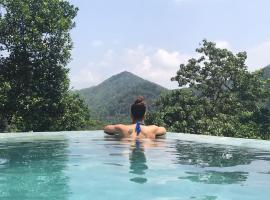 AHAS GAWWA Eco Lodge, hotel in Padukka