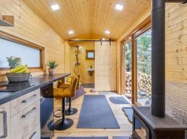 Glamping - Maringotka u Tobíka, hotel v destinaci Oslovice