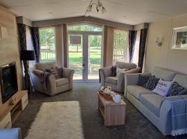 Golfing & Family Breaks in Luxury Lodge, hotell sihtkohas Tydd Saint Giles