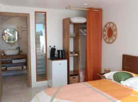 Chez Pack et Ibu, hotel in Petite Île