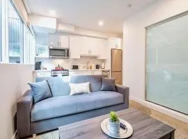 Chic 2BR Basement Suite 2BR Toronto Getaway near Downtown - The Roland