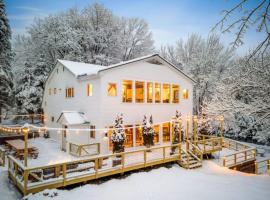 Maple Pine w Hot Tub Pool Table 3min to Mount Snow, hotel v destinaci Dover