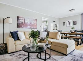 Charming & Cozy Getaway - A Heroic Stay Awaits!, hotel in Homewood