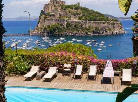 Villa Massimo Cartaromana with wide pool and view on the Castle, Hotel in Ischia