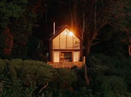 1-bed luxury seafront cabin in heart of Newlyn, Mousehole, hotel en Newlyn