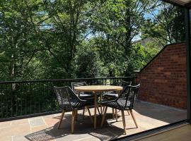 Durham City Centre Hideaway - Terrace with View & Parking, hotel in Durham