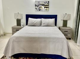 Blue Laventura condo near HWT, hotel v destinaci Kingston
