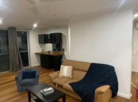 Modern 3BR home, Close to parliament , Canberra、Griffithのホテル