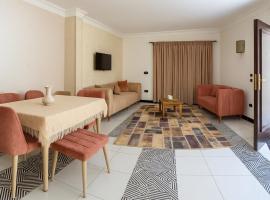 3BR Apartment Near Cairo Airport Cozy Bright, ξενοδοχείο σε Obour