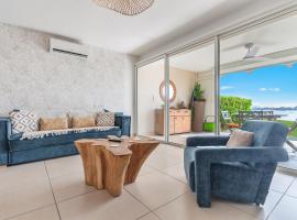 Refait à neuf, magnifique vue sur le lagon appartement 4 à 5p, hotel in Marigot