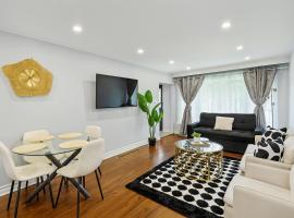 Newly Renovated 3BR North York Bungalow with Backyard Patio & Volleyball Set! Close to Rogers Stadium, TTC Subway Access, Perfect for Family Travel, Group Trips & Work Stays!, hotel v destinaci Toronto