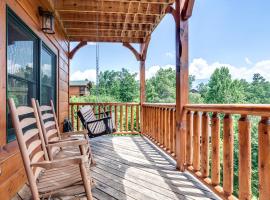 Gatlinburg Cabin with Private Hot Tub by Staycating, hotel in Gatlinburg