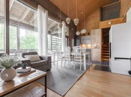 Villa Kultaranta A - Scenic Lakeside Cabin in Tahkovuori with Hot Tub and Sauna，位于塔库沃里的酒店