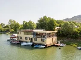 Tiena Hotel Plutitor