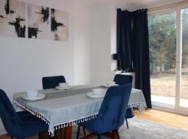 3-Bedroom House, with free parking, hotel in Luton