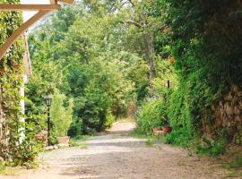 Les Grangeonnes, gîtes nature, piscine, bain nordique, sauna pour accueil familiale ou de groupe, hotel in Saint-Basile