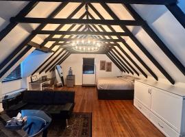 Duplex Studio Apartment, hotel in Smithtown
