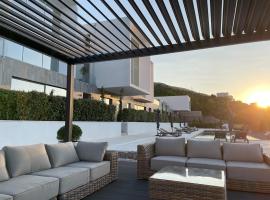 The Cube Luxury Experience, Boka Bay View, Tivat Kotor Bay, Duplex Pool & Terrace, hôtel à Krasići