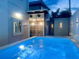 Private Pool Villa - Near Charoen Sri Fresh Market - Baan Hug Ubon, Warinchamrap, ξενοδοχείο σε Ubon Ratchathani