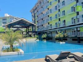 Condo unit near Mactan Airport with Pool, Gym, Free WiFi, and Netflix, hotel in Pusok