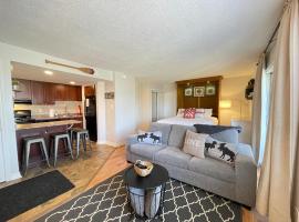 Modern Mountainside Ski In/Ski Out Studio at Blue, hotel in Blue Mountains