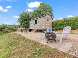 Hot Tub Luxury Glamping - Private Stargazing Patio, hotell sihtkohas Yarpole