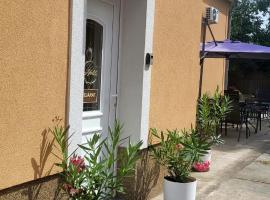 Megyeház Apartman, hotel in Makó