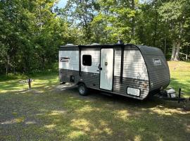Cozy Camper Retreat on Sleepy Hollow Lake, hotel in Athens
