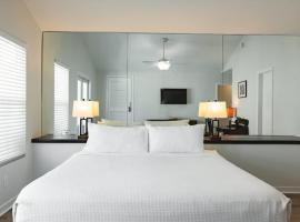 NEW! Villa Positano - Duval Square Condo, Pool, Hot Tub & Parking, hotell Key Westis