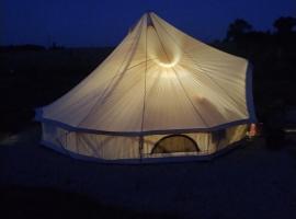 Lodge romantique "le grand chêne" avec Jacuzzi privatif, hotel in Lapalisse