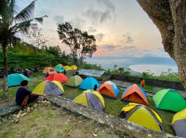 Enjoy Sunrise Pacitan Camping Ground, hotel in Tamperan