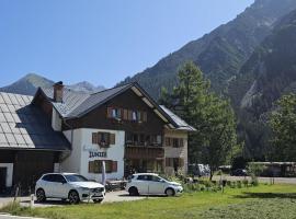 Holiday Apartment in Mittelberg with Wifi, hotel in Mittelberg