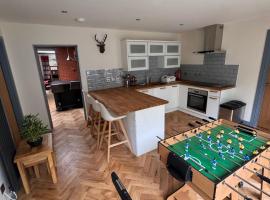 Luxurious Cottage on the River of Portree with Hot Tub!, hôtel à Portree