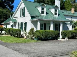 Across The Inn Elegant Colonial Historic 3BR Residence with Fast Wi-Fi