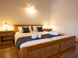 Kraška hiša Škrla, hotel in Divača