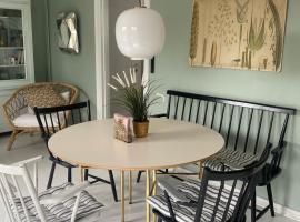 Stylish 3- bedroom Home with Garden & Terrace- Sleeps up to 6 guests, hôtel à Samsø