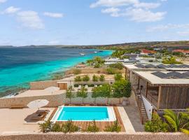 Reef Villas Bonaire Sun, Oceanfront luxury villa with private pool, ξενοδοχείο σε Κράλεντικ