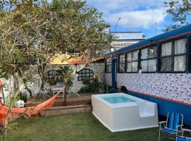 Hospedagem no Ônibus Navy na Praia da Baleia - Jacaraípe, hotel in Serra