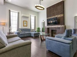 Elegant 4BR Condo in Downtown, hotel in New Orleans