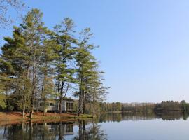 Alpine Lake Lakefront Park Model 4, hotel v destinaci South Corinth