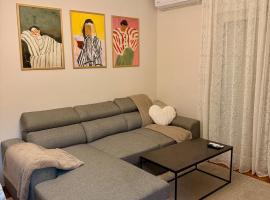 Cozy 2 Bedroom Condo by Waterfront & Metro, ξενοδοχείο στη Θεσσαλονίκη