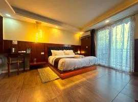 CloudNest Mussoorie Luxury 24 Hrs Rooftop Cafeteria