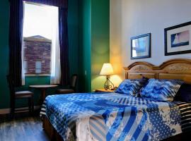 Warm condo steps to Lakewalk w hot tub، فندق في دولوث