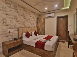 Hotel Luxury Jaanki Fully Air Condition Premium Rooms With Free Parking Free Wifi Near Kashi Temple And Railway Station!!! Family Preferred and Best Selling Hotel In Varanasi