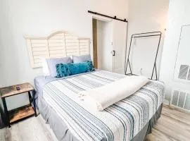 2BR Top Floor Suite Free Parking - Conv Center
