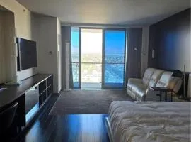 Palms Place Hotel Mountain View with Open Balcony