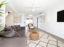 Aquamarine - modern & bright Huskisson townhouse, hotel v destinaci Huskisson